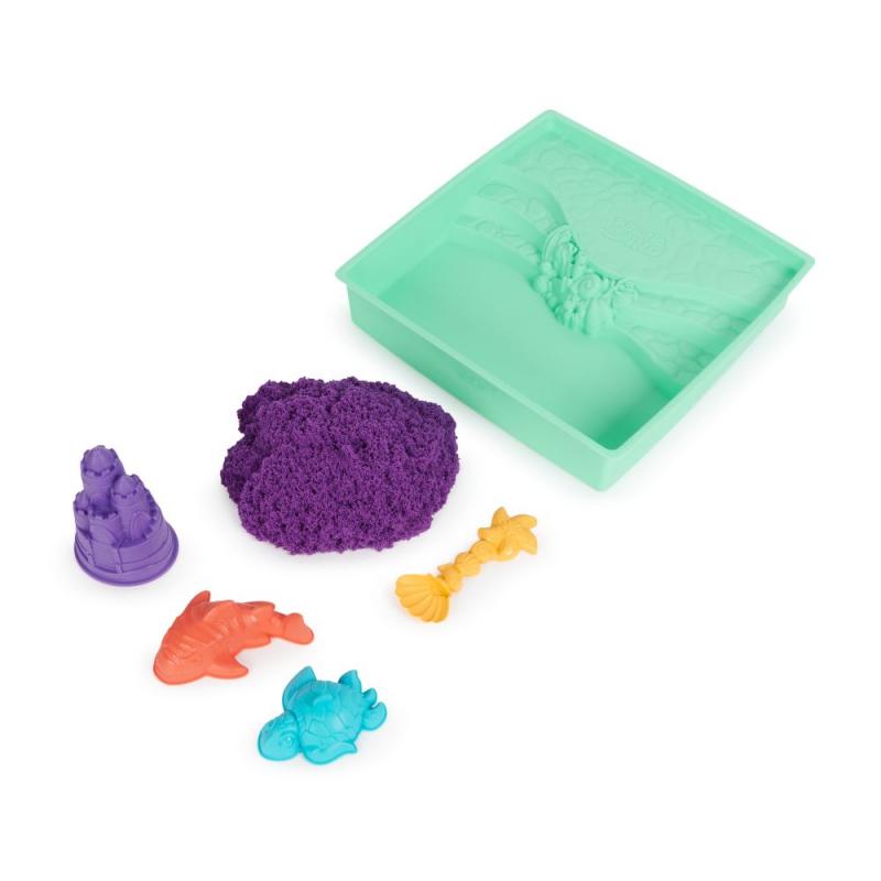 KINETIC SAND KRABICE TEKUTÉHO PÍSKU S PODLOŽKOU FIALOVÁ