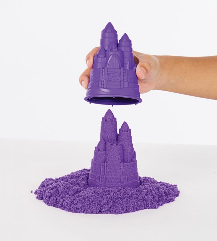 KINETIC SAND KRABICE TEKUTÉHO PÍSKU S PODLOŽKOU FIALOVÁ