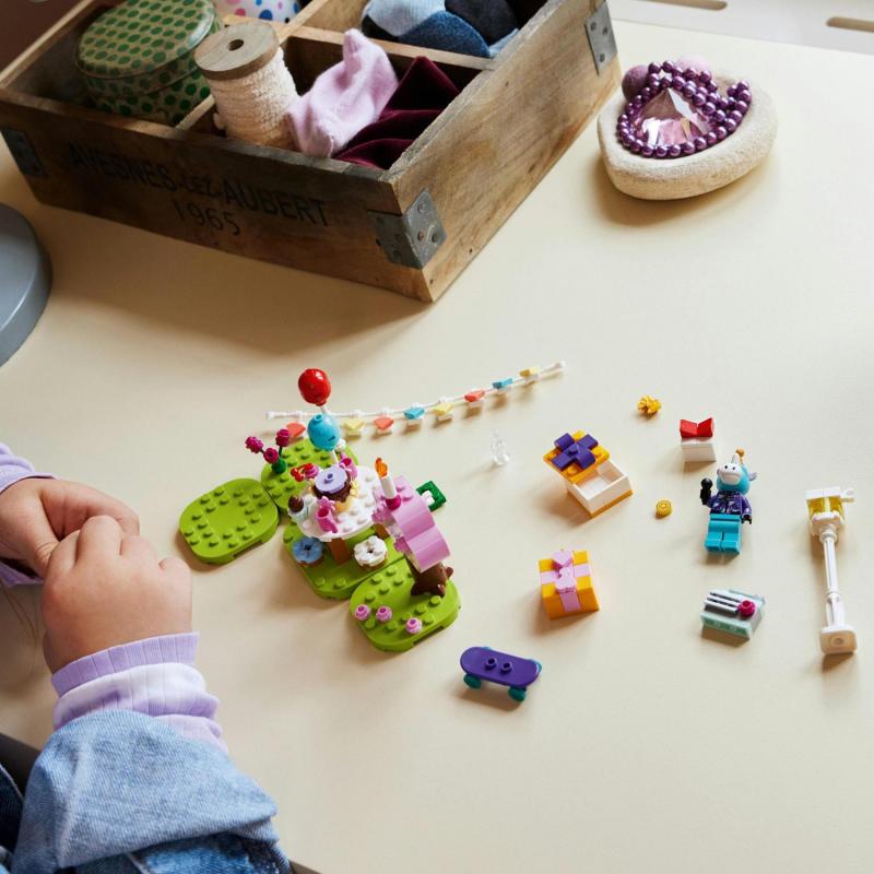 LEGO® Animal Crossing™ 77046 Julianova narozeninová oslava