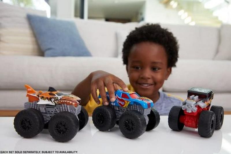 Hot Wheels MONSTER TRUCKS svítící a rámusící vrak asst